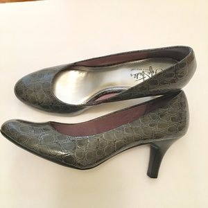 NIB Grey Life Stride Round Toe Heels - 10